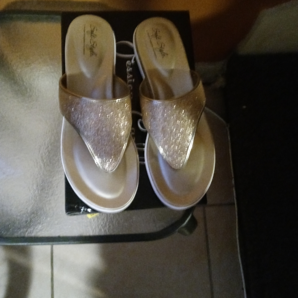 Soft Style Hush puppies flat sandals